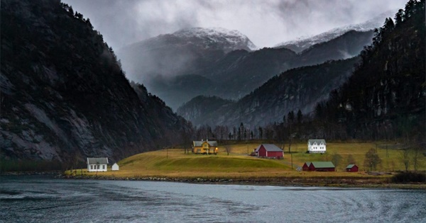Discover the dark world of Nordic Noir literature. In this deep dive, we explore why Scandinavian crime fiction has a global impact and how authors like Jo Nesbø and Fredrik Backman use the freezing North to tell chilling stories of human nature and social justice."